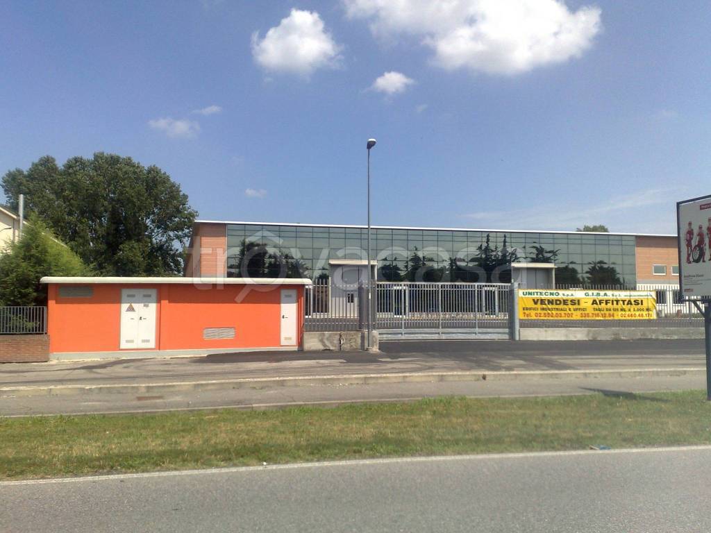 locale commerciale in vendita a Peschiera Borromeo in zona Linate