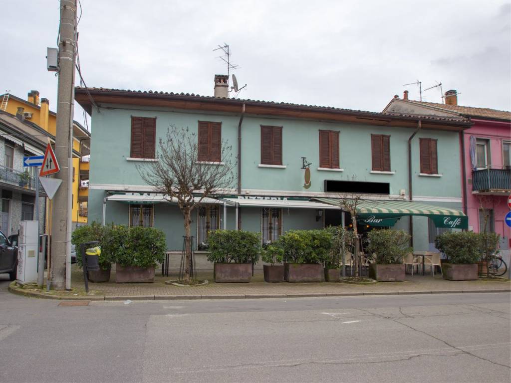 intera palazzina in vendita a Peschiera Borromeo in zona Bettola