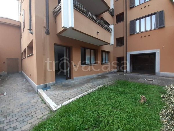 negozio in vendita a Peschiera Borromeo in zona San Bovio