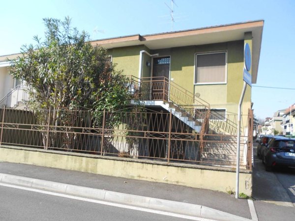 casa indipendente in vendita a Peschiera Borromeo in zona Mezzate