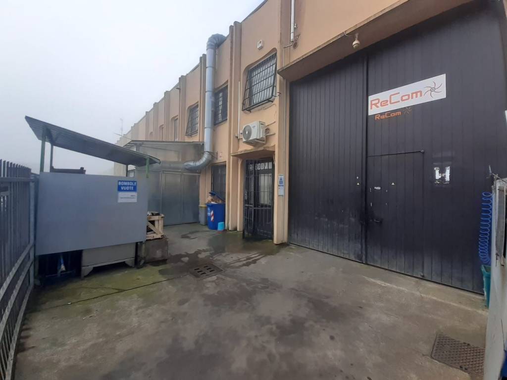 locale commerciale in vendita a Peschiera Borromeo in zona Bettola