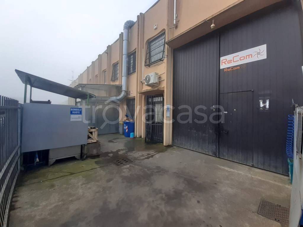 locale commerciale in vendita a Peschiera Borromeo