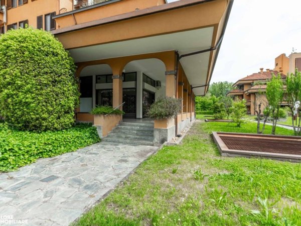 negozio in vendita a Peschiera Borromeo in zona Bettola