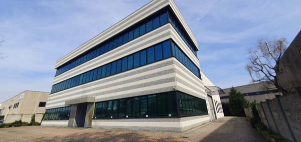 capannone in vendita a Peschiera Borromeo in zona Linate