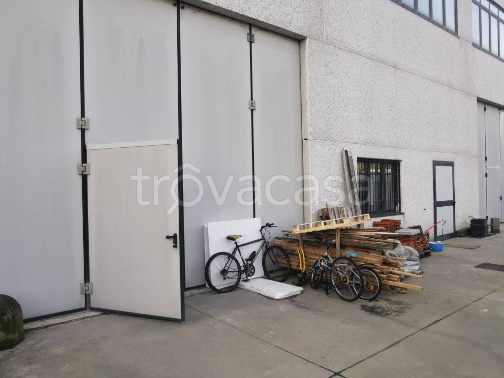 locale commerciale in vendita a Peschiera Borromeo
