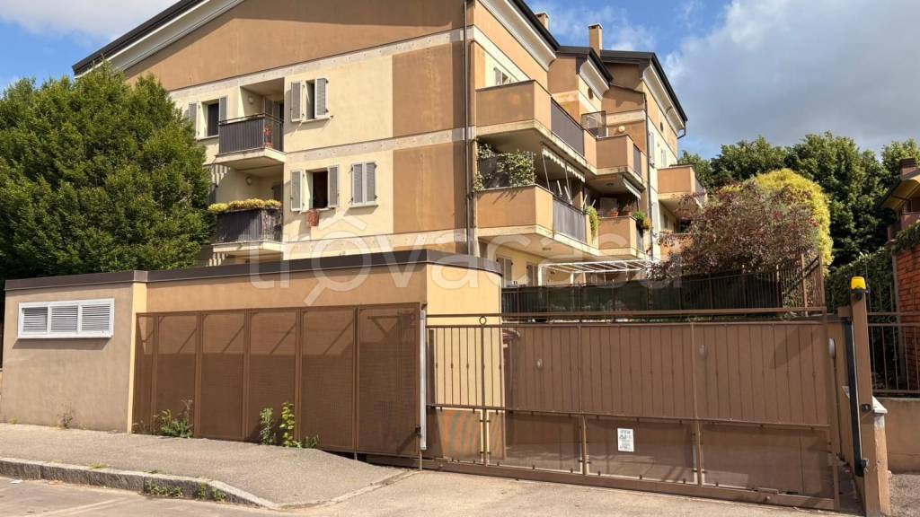locale commerciale in vendita a Peschiera Borromeo in zona Linate