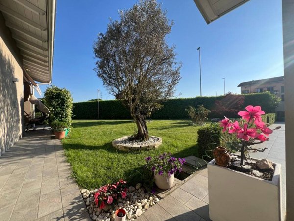casa indipendente in vendita a Peschiera Borromeo in zona Bettola