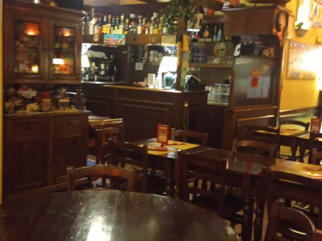 negozio in vendita a Peschiera Borromeo in zona Bettola