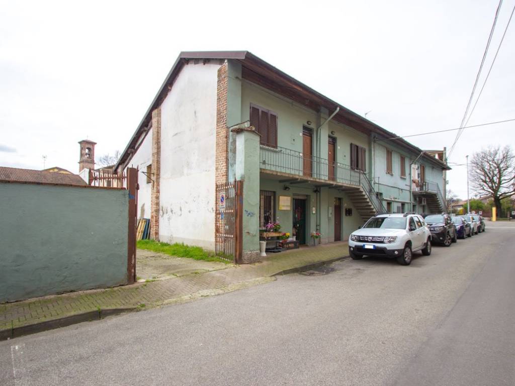 intera palazzina in vendita a Peschiera Borromeo in zona Bettola