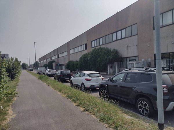 locale commerciale in vendita a Peschiera Borromeo in zona Linate