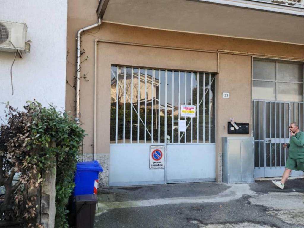 locale commerciale in vendita a Peschiera Borromeo in zona Bettola