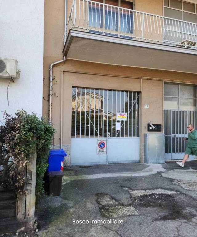 locale commerciale in vendita a Peschiera Borromeo in zona Bettola