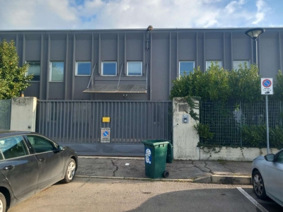 capannone in vendita a Peschiera Borromeo in zona Canzo
