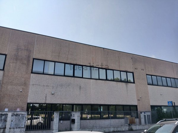 capannone in vendita a Peschiera Borromeo in zona Linate