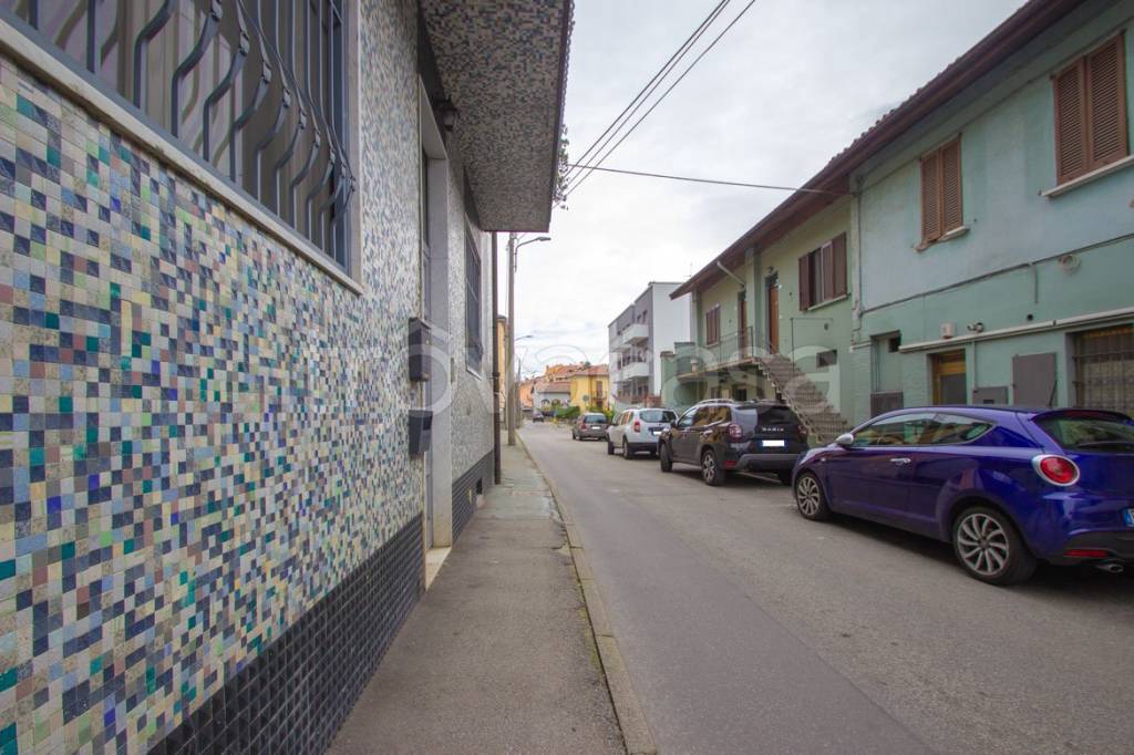 casa indipendente in vendita a Peschiera Borromeo in zona Linate