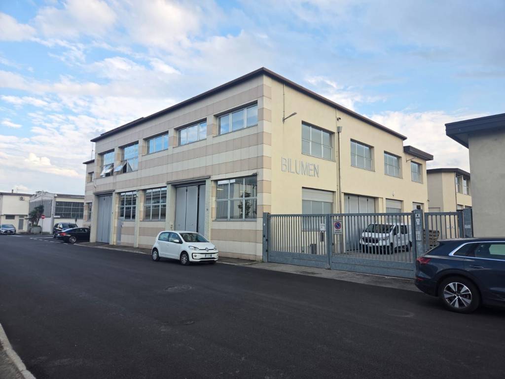 locale commerciale in vendita a Peschiera Borromeo in zona Mezzate