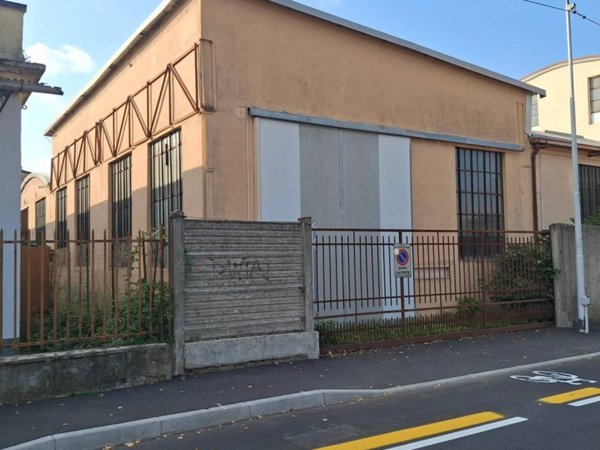 intera palazzina in vendita a Peschiera Borromeo in zona Mezzate