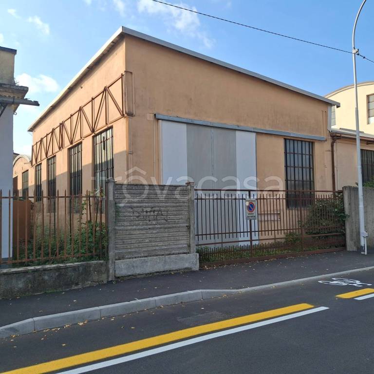 capannone in vendita a Peschiera Borromeo in zona Mezzate