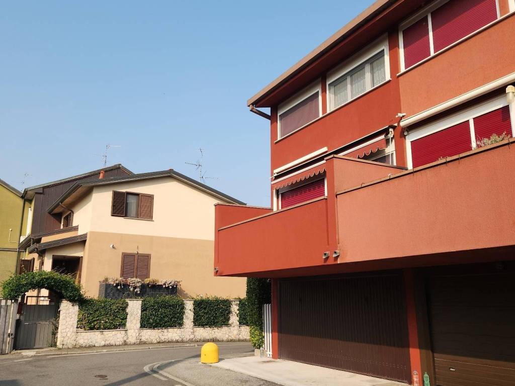 casa indipendente in vendita a Peschiera Borromeo in zona Bettola