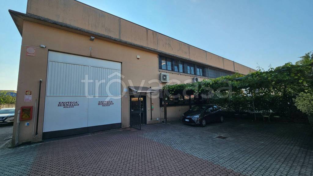 locale commerciale in vendita a Peschiera Borromeo in zona Canzo