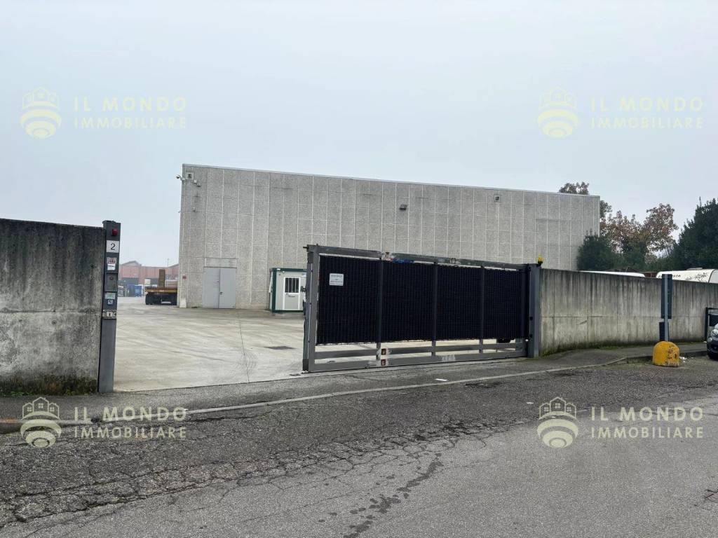 capannone in vendita a Peschiera Borromeo in zona Bettola