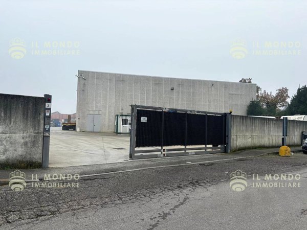 capannone in vendita a Peschiera Borromeo in zona Linate
