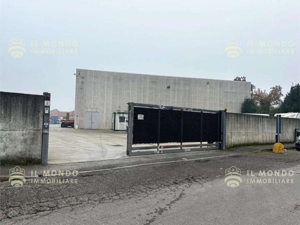 capannone in vendita a Peschiera Borromeo in zona Linate