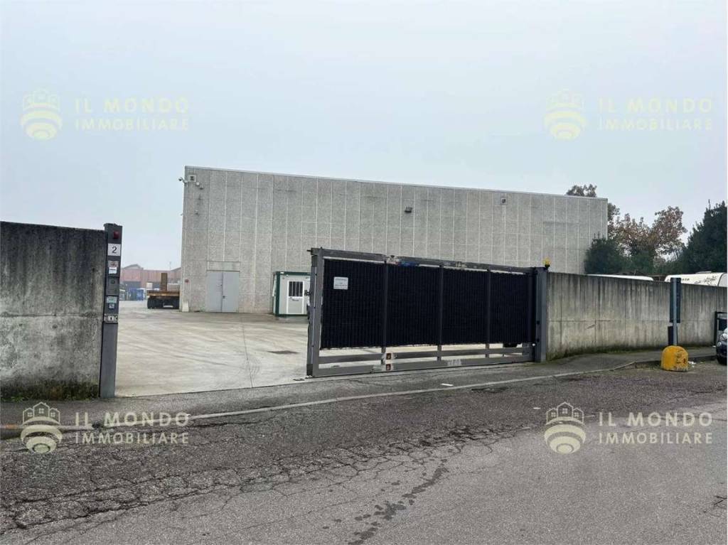 capannone in vendita a Peschiera Borromeo in zona Linate