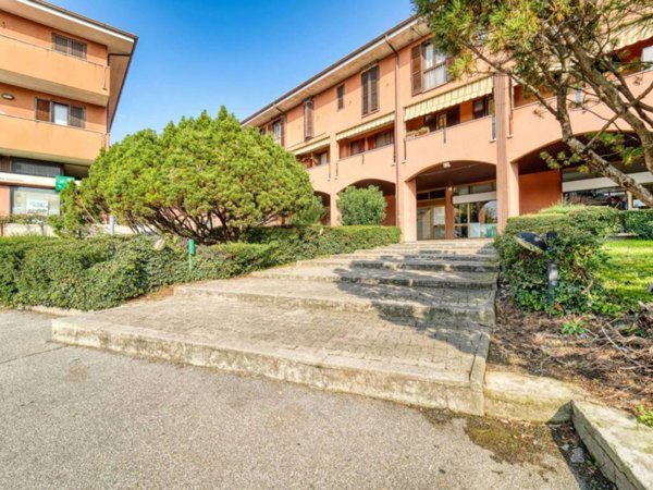 negozio in vendita a Peschiera Borromeo in zona Bettola