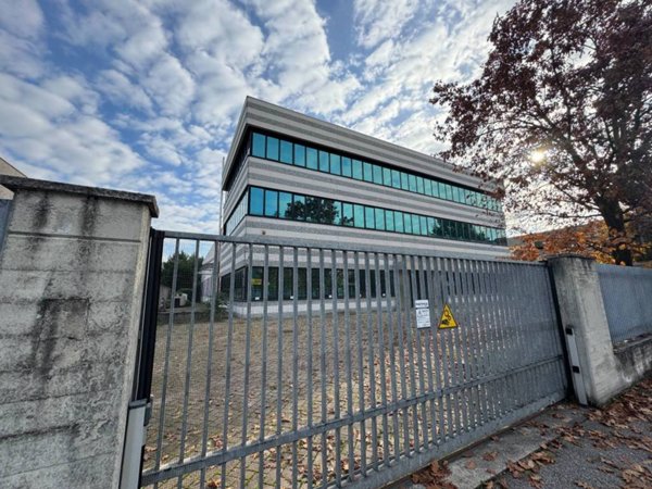 locale commerciale in vendita a Peschiera Borromeo in zona Bettola