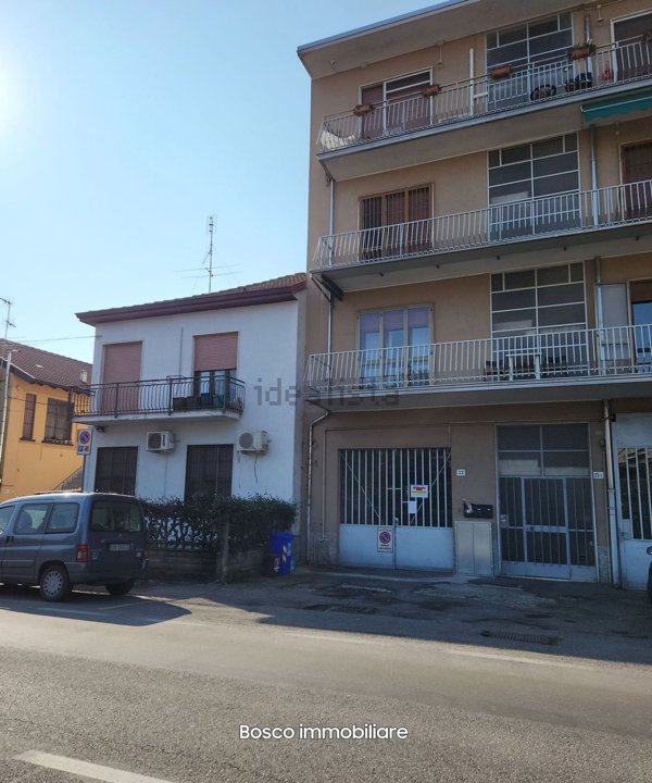 locale di sgombero in vendita a Peschiera Borromeo in zona Bettola