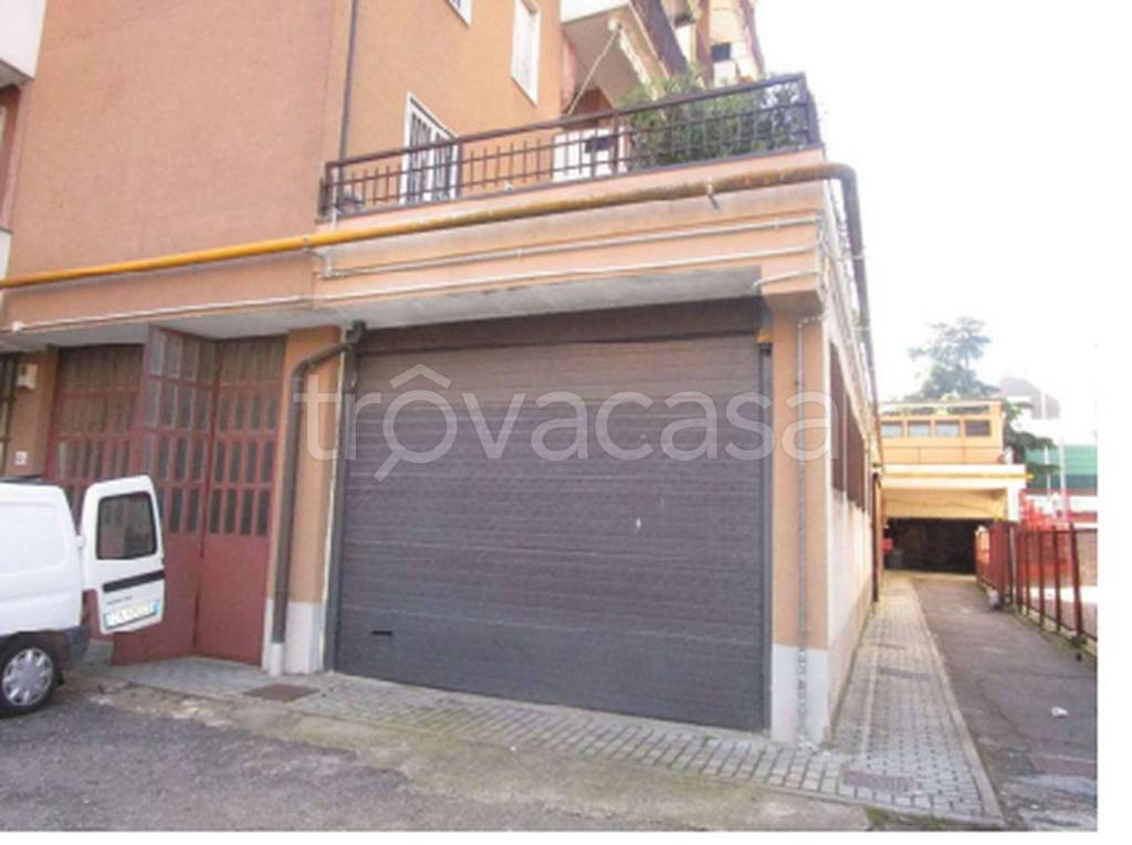 locale commerciale in vendita a Peschiera Borromeo