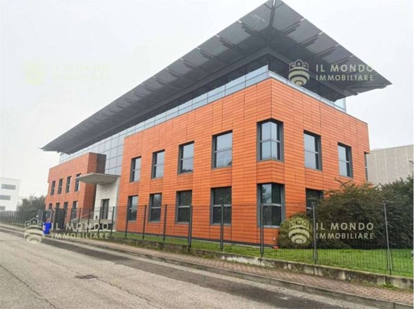 negozio in vendita a Peschiera Borromeo in zona Linate