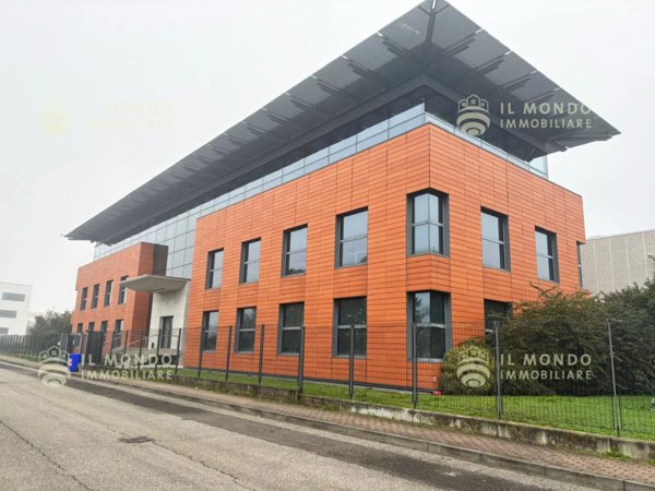 negozio in vendita a Peschiera Borromeo in zona Linate