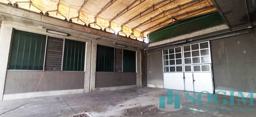 capannone in vendita a Peschiera Borromeo in zona Linate