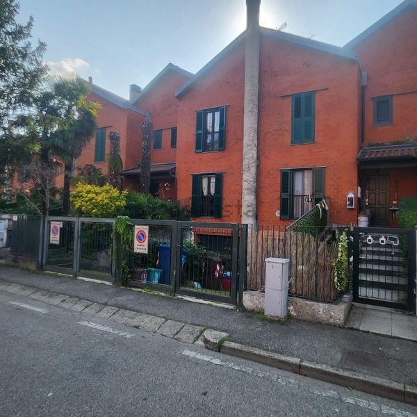 casa indipendente in vendita a Peschiera Borromeo in zona Mezzate