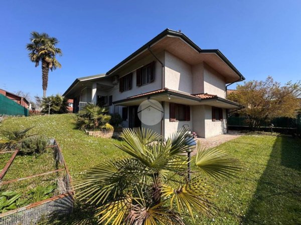 casa indipendente in vendita a Peschiera Borromeo in zona Bettola