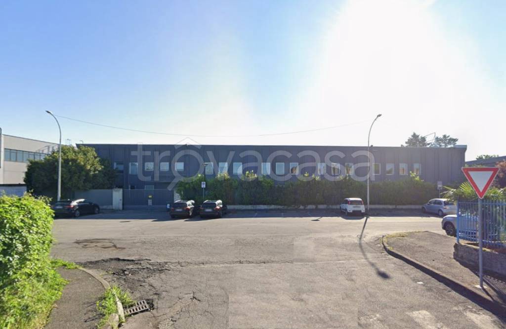 capannone in vendita a Peschiera Borromeo in zona Canzo