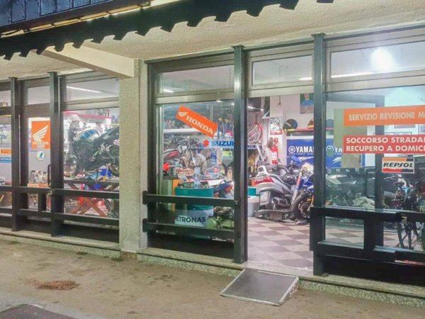 negozio in vendita a Peschiera Borromeo in zona Bettola