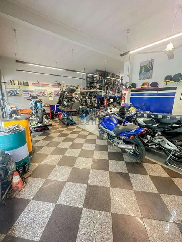 negozio in vendita a Peschiera Borromeo