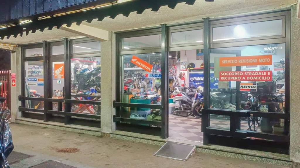 negozio in vendita a Peschiera Borromeo