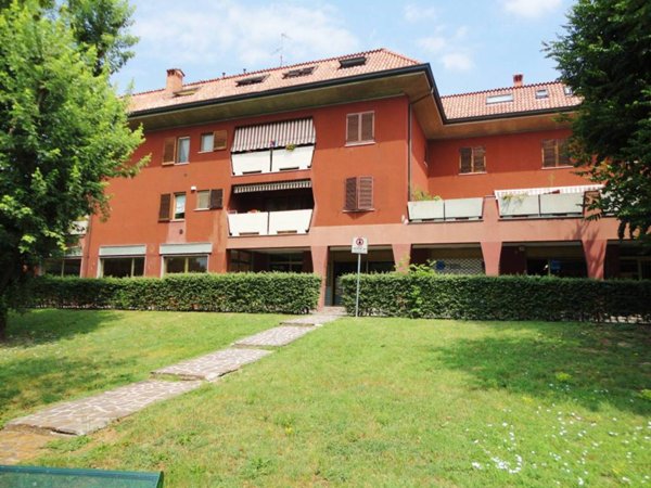 negozio in vendita a Peschiera Borromeo