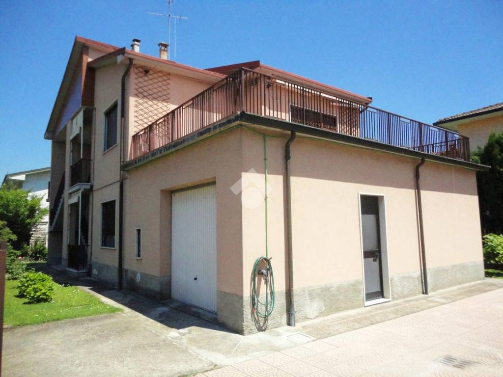 casa indipendente in vendita a Peschiera Borromeo in zona Bellaria