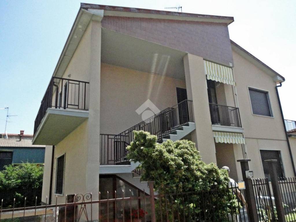 casa indipendente in vendita a Peschiera Borromeo in zona Bellaria