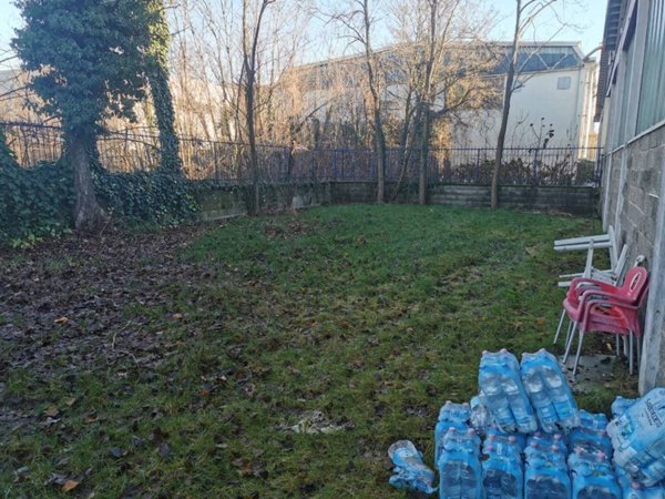 locale commerciale in vendita a Peschiera Borromeo in zona Mezzate