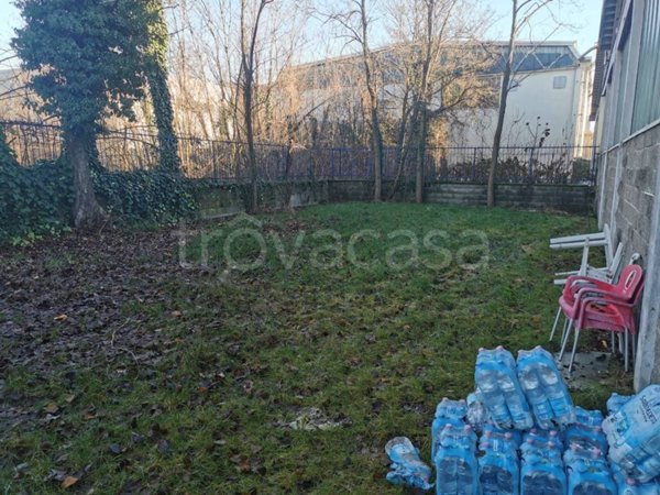 locale commerciale in vendita a Peschiera Borromeo in zona Mezzate