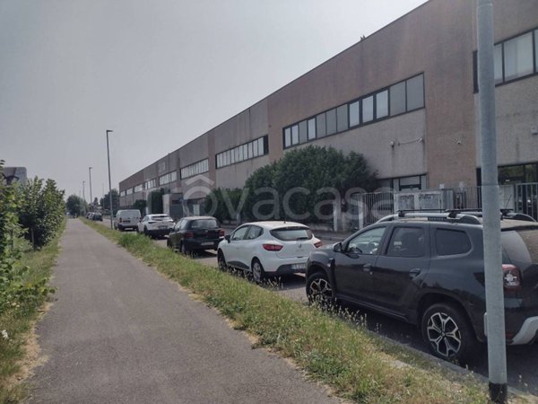locale commerciale in vendita a Peschiera Borromeo in zona Linate
