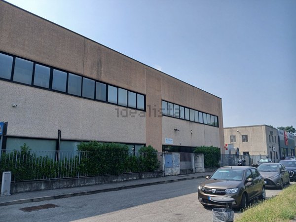 capannone in vendita a Peschiera Borromeo in zona Linate