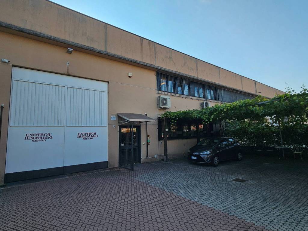 locale commerciale in vendita a Peschiera Borromeo in zona Bettola