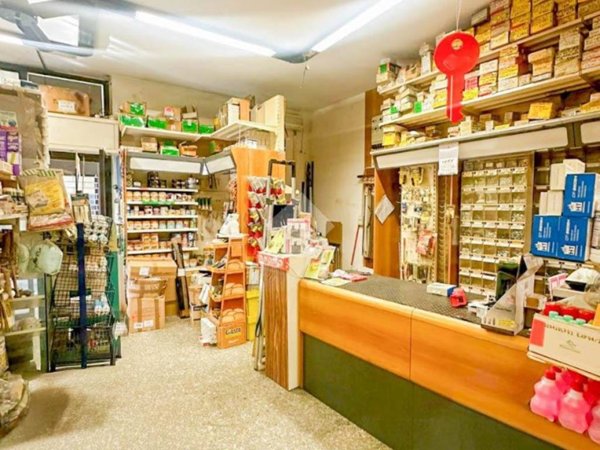 negozio in vendita a Peschiera Borromeo in zona Bettola